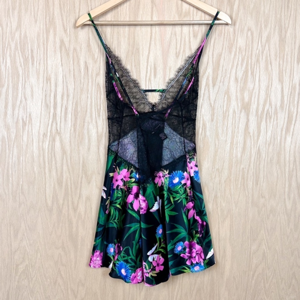 Victoria’s Secret Lace Plunge Slip
Lingerie - Picture 8 of 12